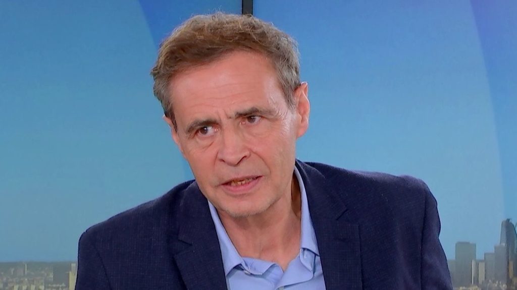 Aides aux entreprises : "Les exonérations de cotisations patronales, c'est un système qui a dérivé, qui a fonctionné comme une addiction", pointe le journaliste Matthieu Aron, co-auteur du livre-enquête "Le grand détournement"