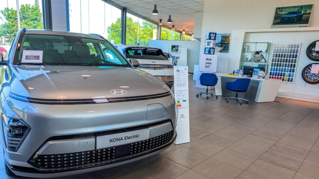 Augmentation du bonus écologique, "leasing social", prime au "rétrofit"... On vous résume les aides pour passer à la voiture électrique