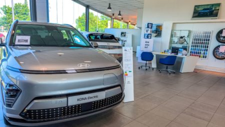 Augmentation du bonus écologique, "leasing social", prime au "rétrofit"... On vous résume les aides pour passer à la voiture électrique