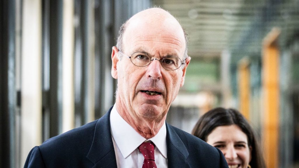 Budget 2026 :  L'effort "doit être réduit" et le "projet doit être amélioré", assure Eric Lombard