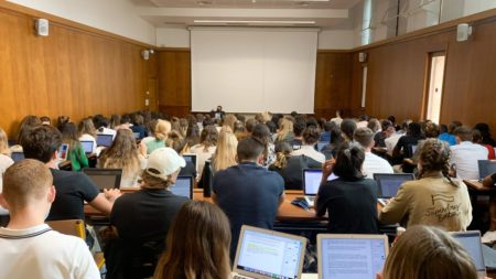 "Il faut des changements plus profonds que ça" : à Aix-en-Provence, les étudiants réagissent à la crise politique