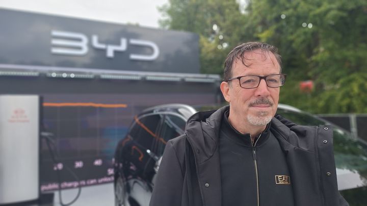 Ralf Kaiser, le porte-parole du constructeur chinois BYD en Allemagne. (SEBASTIEN BAER / RADIO FRANCE)