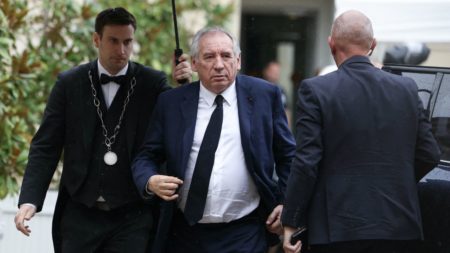 "Où sont les gens comme De Gaulle, Clemenceau, qui croyaient en la République ?" : à Melun, des habitants critiquent la crise politique actuelle