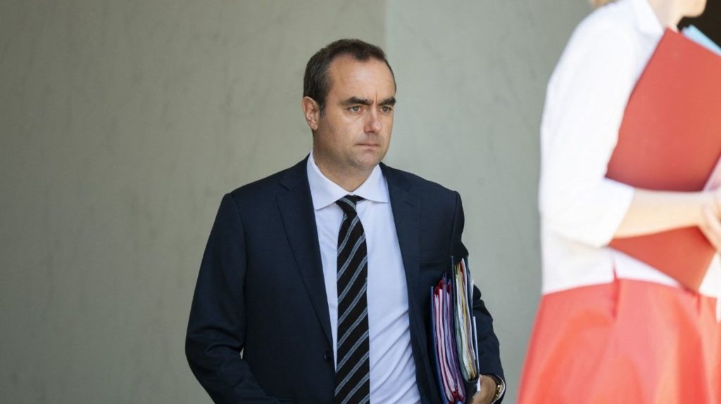 Diplôme de Sébastien Lecornu: polémique sur une maîtrise de droit public, pas de master Polémique autour du diplôme de Sébastien Lecornu : le Premier ministre n'est pas titulaire d'un master, mais d'une maîtrise de droit public