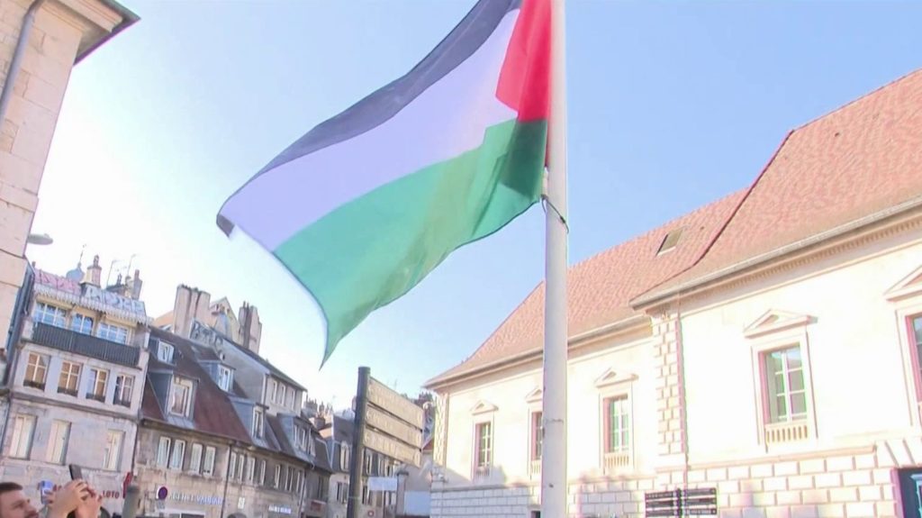Drapeaux palestiniens affichés dans les mairies : le ministère de l'Intérieur s'y oppose