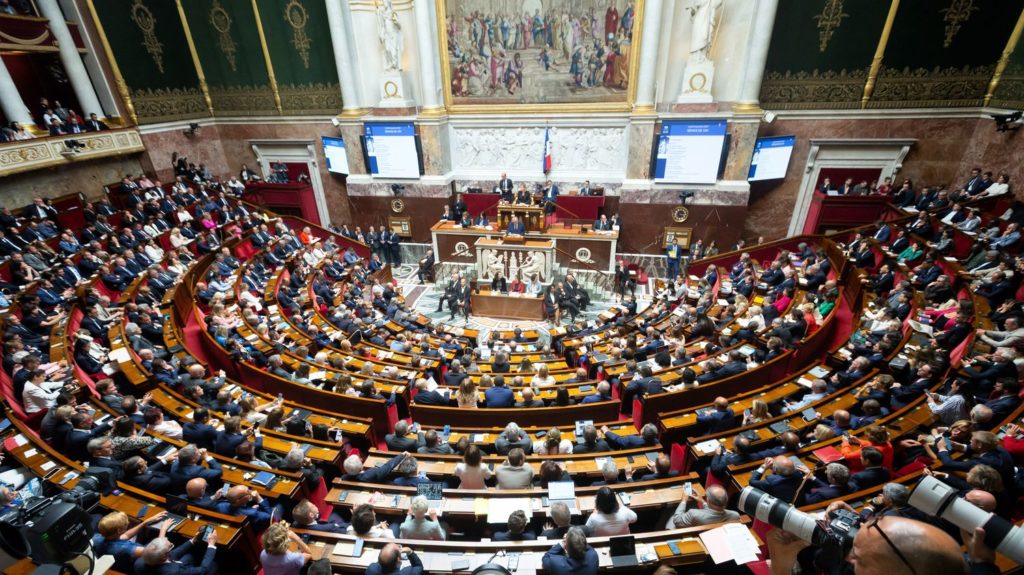Gouvernement de François Bayrou renversé: le jour où tout a basculé :
    Récit
  
  
  
  "On n'a pas forcément envie de danser sur des cendres" : le jour où le gouvernement de François Bayrou a été renversé