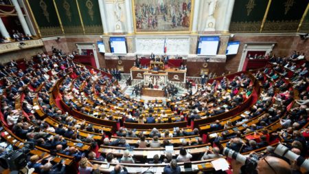 Gouvernement de François Bayrou renversé: le jour où tout a basculé :
Récit
"On n'a pas forcément envie de danser sur des cendres" : le jour où le gouvernement de François Bayrou a été renversé