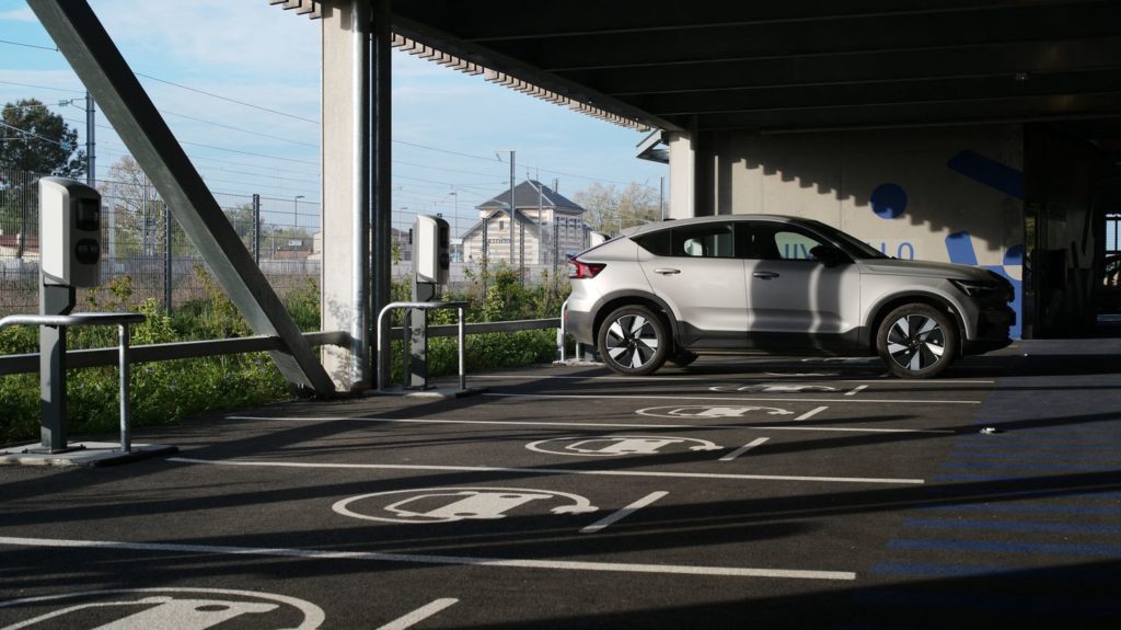Leasing social: louer une voiture électrique neuve sans achat, retour mardi Le leasing social, dispositif très demandé qui permet de louer une voiture électrique neuve sans obligation d'achat, est de retour à partir de mardi