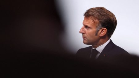 "On a de moins en moins d'options" : avant même le vote de confiance, Emmanuel Macron à la recherche d'une improbable solution miracle