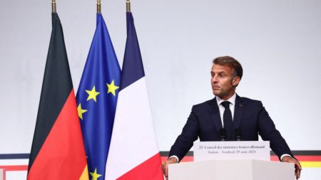 Emmanuel Macron réaffirme qu'il ne démissionnera pas et appelle les forces politiques à trouver "des chemins d'accord" sur le budget