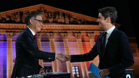"Il va falloir que l'on fasse un geste" : la macronie prête à des compromis avec les socialistes en prévision de l'après-Bayrou