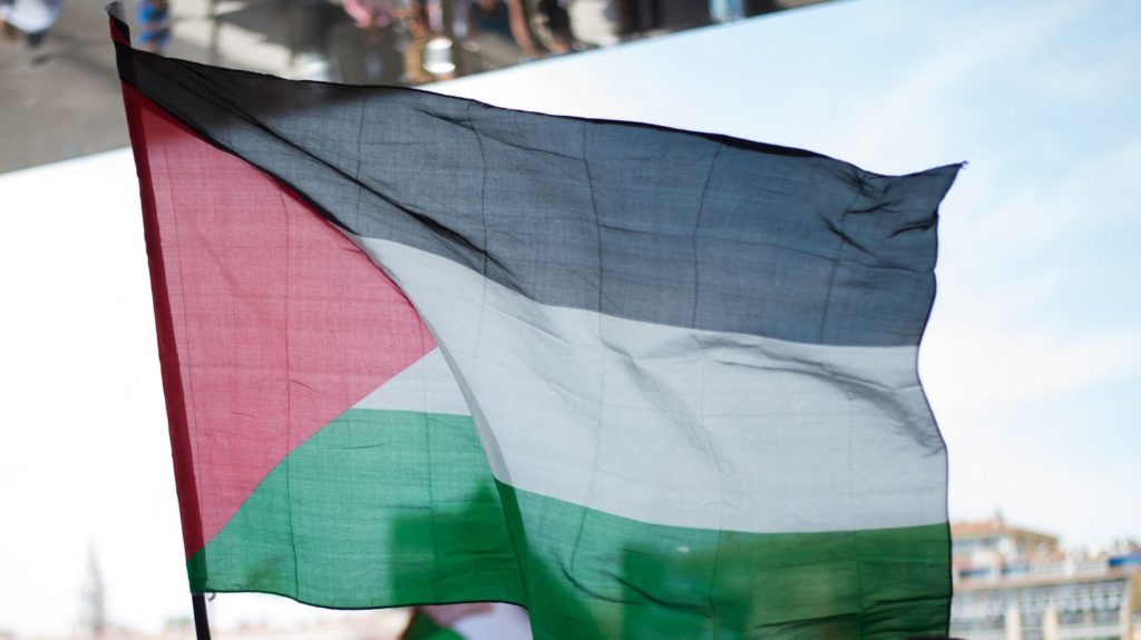 "On n'a même pas une amende" : la maire PCF de Malakoff maintient le drapeau palestinien au fronton de l'hôtel de ville malgré la décision du tribunal administratif lui ordonnant de l'enlever