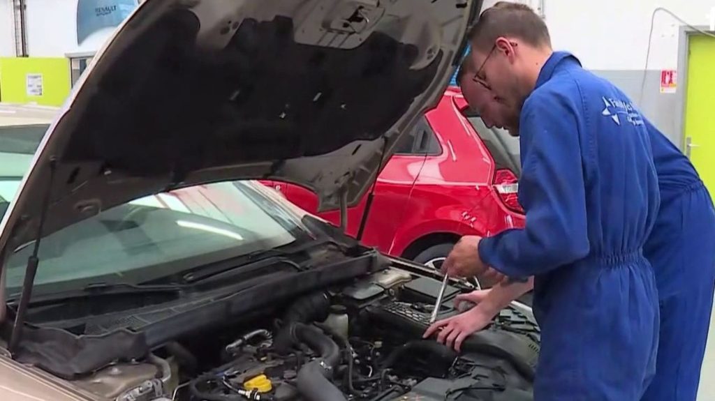 Mécanique, carrosserie… Les métiers de l'automobile attirent, le secteur multiplie les embauches