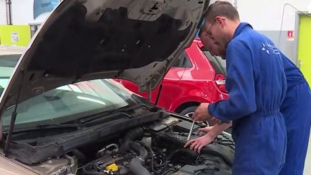 Mécanique, carrosserie… Les métiers de l'automobile attirent, le secteur multiplie les embauches