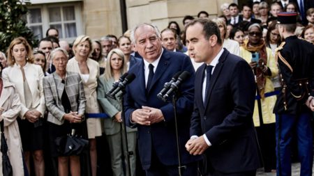 Ministres en affaires courantes attendent le remaniement du gouvernement "Aucun de nous n'a de garantie pour la suite" : les ministres gèrent les affaires courantes et attendent le remaniement
Le Premier ministre poursuit ses consultations, et tant qu'il n'y a pas de nouveau gouvernement, les ministres sortants gèrent les affaires courantes, sans savoir jusqu'à quand.