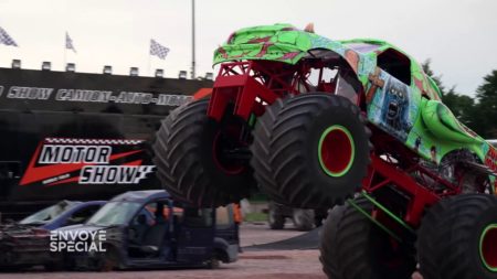 :
    Vidéo




  



  




  
  "Du bruit, beaucoup de bruit, et de la casse !" Les Monster trucks venus des Etats-Unis font le show en France