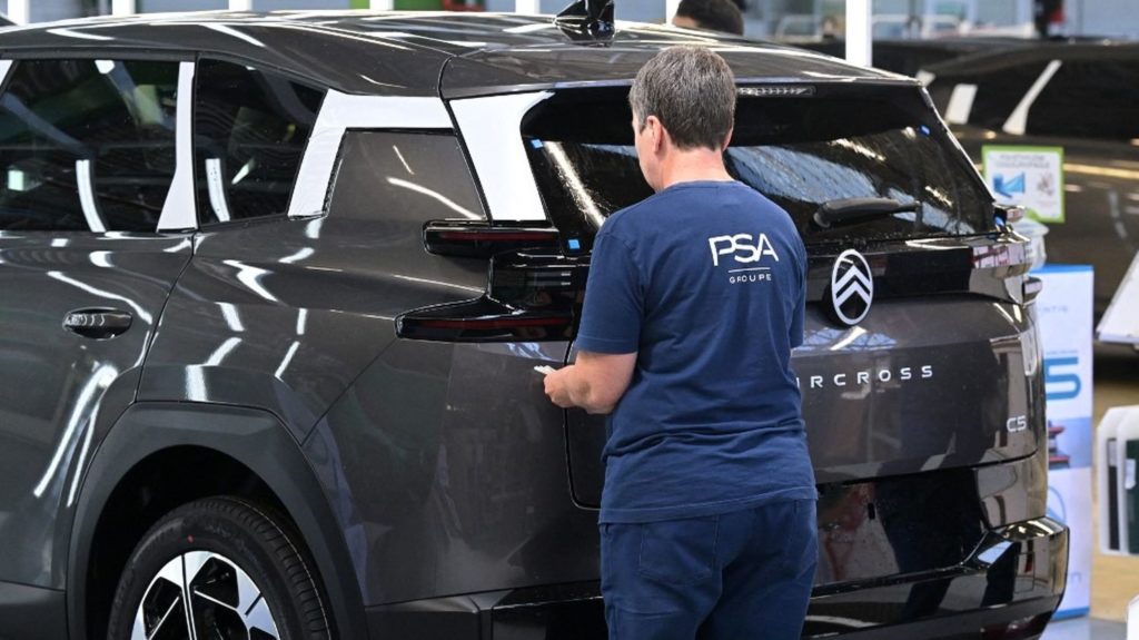 Plusieurs modèles de voitures du groupe Stellantis rappelés pour un risque d'incendie de la batterie