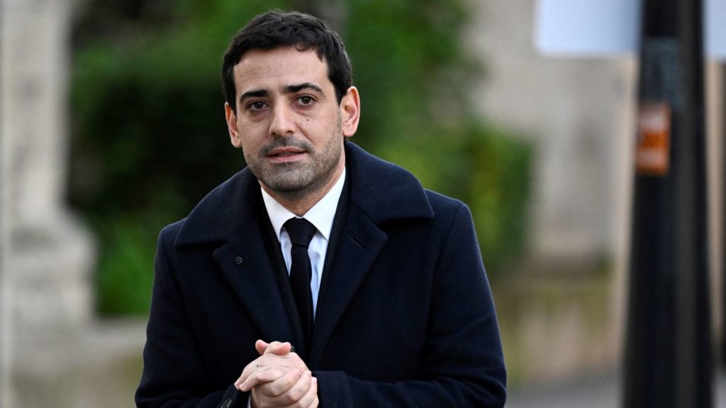 Le commissaire européen Stéphane Séjourné assure que le réexamen de l'interdiction des véhicules thermiques en 2035 n'est pas "un renoncement à notre trajectoire"