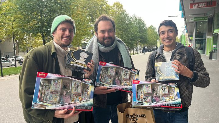 Camille, Sébastien et Nicolas avec leurs achats à la sortie du magasin. (AUDREY ABRAHAM / FRANCEINFO / RADIO FRANCE)
