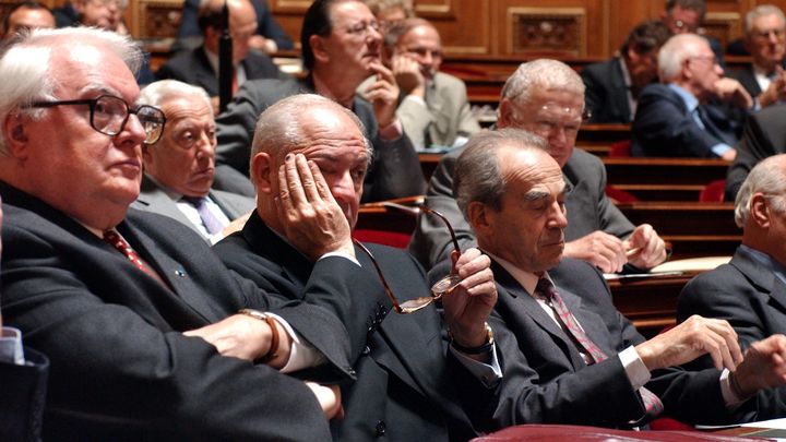 Robert Badinter (à droite) sur les bancs du groupe socialiste au Sénat, aux côtés notamment de l'ancien Premier ministre Pierre Mauroy (à gauche), le 10 novembre 2001. (ERIC FEFERBERG / AFP)