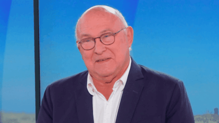Crise politique : "Le problème de tout le monde, y compris des trois derniers Premiers ministres, c'est le président de la République", tranche Michel Sapin