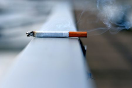 Trois tonnes de cigarettes de contrebande saisies à Clermont-Ferrand : le marché noir en plein essor