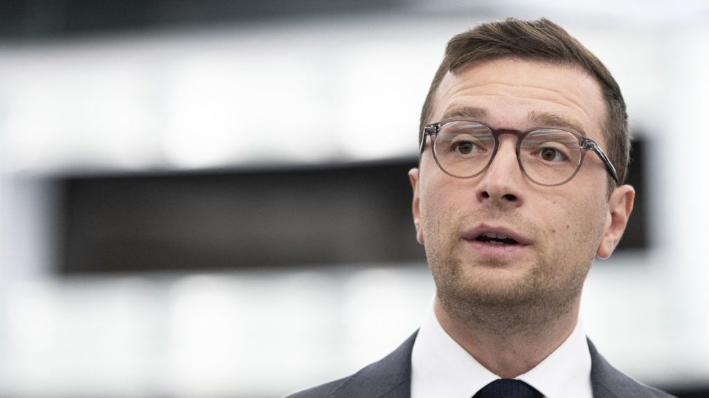Crise politique : Jordan Bardella dénonce le "long bavardage" de Sébastien Lecornu et redit sa volonté d'un "retour aux urnes"