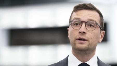 Crise politique : Jordan Bardella dénonce le "long bavardage" de Sébastien Lecornu et redit sa volonté d'un "retour aux urnes"