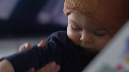 Budget 2026 : un congé de naissance prolongé pour chaque parent
