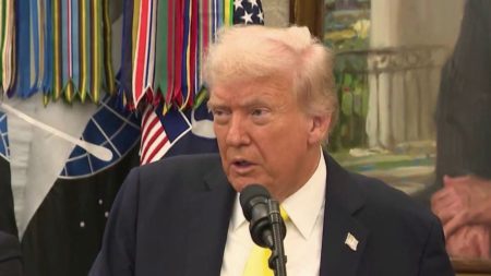 Opérations clandestine de la CIA, menaces de frappes… À quoi joue Donald Trump au Venezuela ?