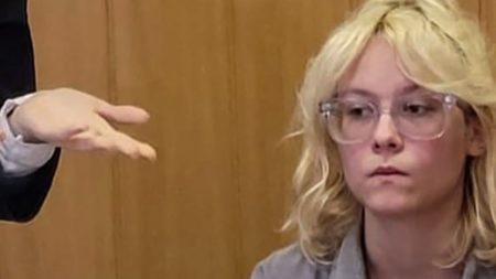 :
    le dernier publié



  



  




      

  

  
    
    La chanteuse qui dérange Poutine, Booba en garde à vue, et test du nouveau Pokémon : ça dit quoi ce 17 octobre ?

          Ce vendredi 17 octobre, une jeune chanteuse russe est en prison pour avoir organisé des concerts où elle reprenait des titres antimilitaristes, Booba risque une mise en examen pour harcèlement contre Gims, et un nouveau jeu Pokémon tombe à pic pour les vacances de la Toussaint.
    
    

      
              
          Diffusé le 17/10
                      
            



  

  
  
    
        1min