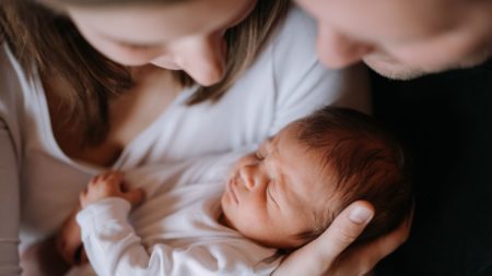 "Une super opportunité pour équilibrer et prioriser les enfants" : à quoi va ressembler le nouveau congé de naissance inscrit dans le projet de budget pour 2026 ?