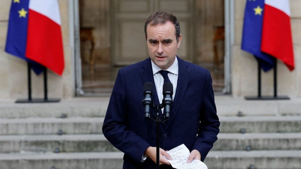 Crise politique : Lecornu, volonté commune de trouver un budget et éloigner la dissolution :
Vidéo
Crise politique : Sébastien Lecornu évoque une "volonté" partagée de "trouver un budget", qui "éloigne les perspectives de dissolution"