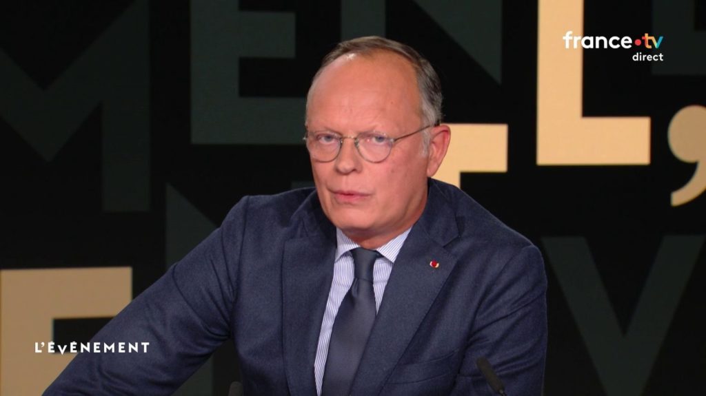 Départ anticipé d’Emmanuel Macron: seule décision pour éviter 18 mois d’indétermination :
    Vidéo
  
  
  
  Le départ anticipé d'Emmanuel Macron est "la seule décision digne qui permet d'éviter 18 mois d'indétermination et de crise", estime Edouard Philippe dans "L'Evénement"