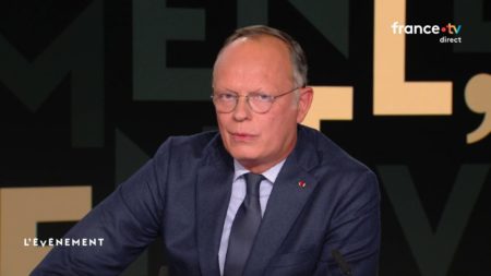 Départ anticipé d’Emmanuel Macron: seule décision pour éviter 18 mois d’indétermination :
    Vidéo
  
  
  
  Le départ anticipé d'Emmanuel Macron est "la seule décision digne qui permet d'éviter 18 mois d'indétermination et de crise", estime Edouard Philippe dans "L'Evénement"