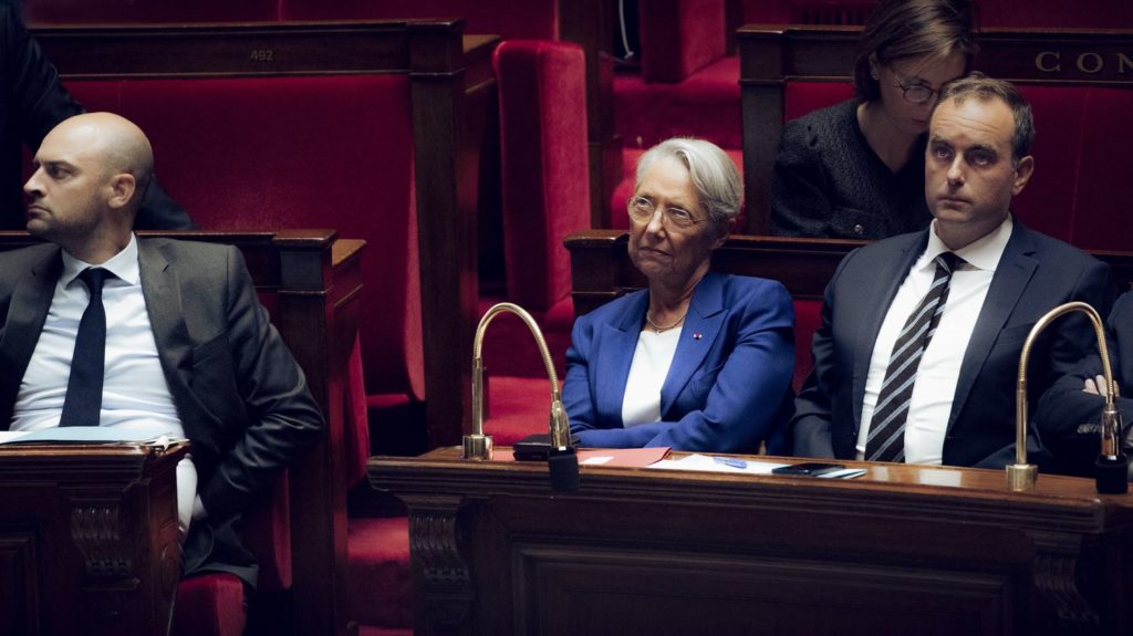 "Ce sont les députés qui ont peur de la dissolution qui sont les moins furieux" : l'éventuelle suspension de la réforme des retraites déchire le bloc central
