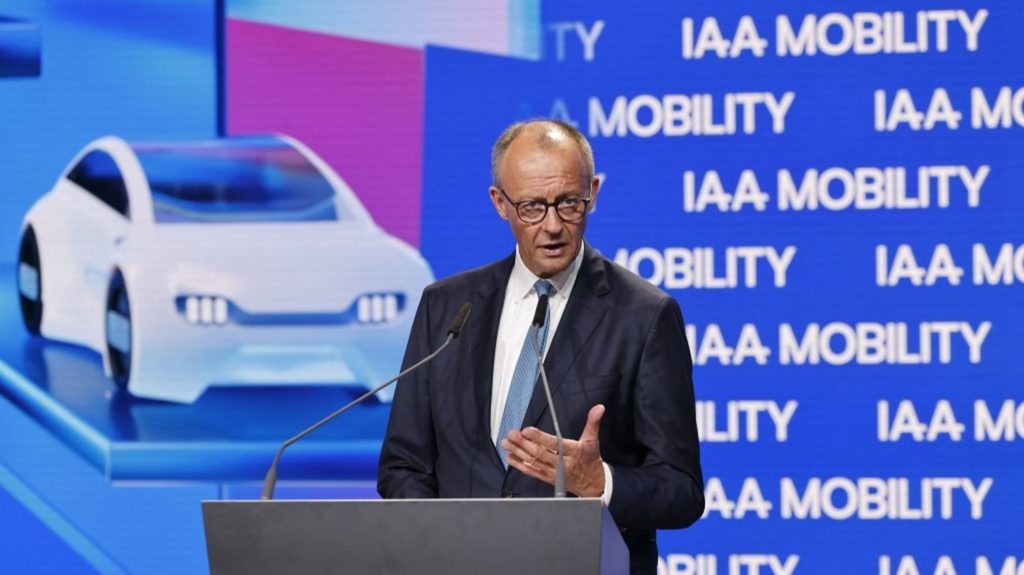 Fin de la voiture thermique: l’angoisse de l’industrie allemande face à l’interdiction 2035 :
le dernier publié
Fin de la voiture thermique : l’angoisse de l’industrie allemande
L’Allemagne veut tout faire pour lever l’interdiction de la vente de voitures neuves à moteurs thermiques en Europe à l’horizon 2035. Le chancelier allemand entend obtenir gain de cause.
Diffusé le 10/10
2min