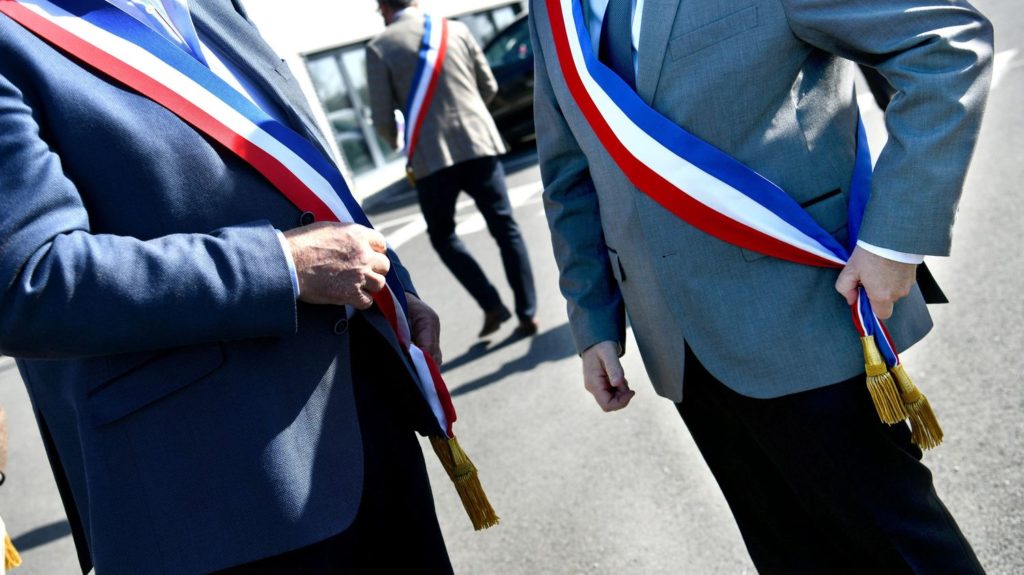 "C'est leur société qu'ils vont faire pour demain" : malgré la crise politique, des jeunes ont toujours la vocation pour devenir maires