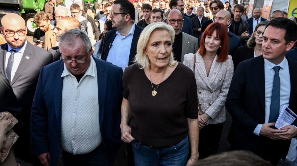 :
    Reportage




  



  




  
  "On fait courir les Français derrière des baballes" : loin de Matignon, Marine Le Pen en campagne auprès des agriculteurs