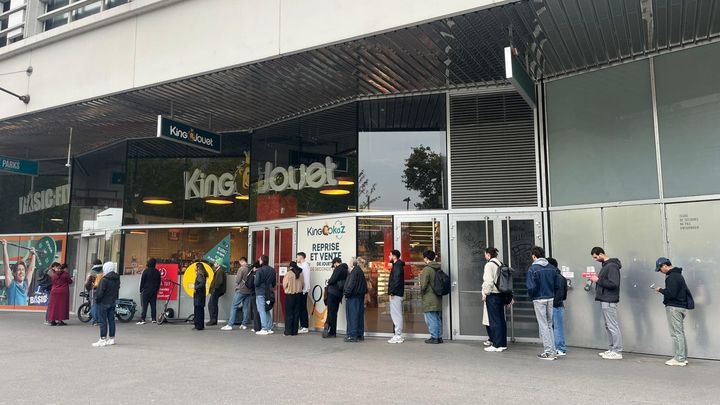 La file d'attente devant la boutique King Jouet de la porte d'Aubervilliers, à Paris, le 10 octobre 2025 (AUDREY ABRAHAM / FRANCEINFO /.RADIO FRANCE)