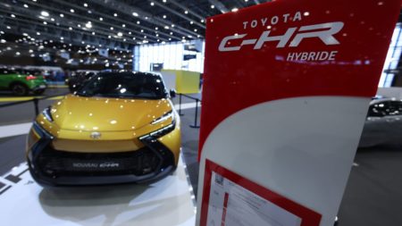 Porsche perd près d’un milliard au T3 2025; Toyota progresse grâce à la production locale américaine Marché automobile : Toyota rit, Porsche pleure
          Porsche plonge dans le rouge avec près d’un milliard d’euros de pertes au troisième trimestre 2025, victime du retard de sa transition vers l’électrique et d’une conjoncture morose pour Volkswagen. À l’inverse, Toyota enregistre des ventes impressionnantes, portées par sa stratégie de production locale aux États-Unis.