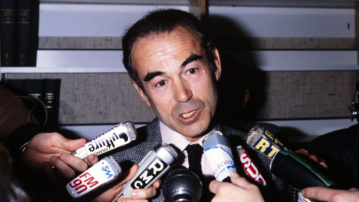 Robert Badinter répond aux médias, le 10 décembre 1984, à Paris. (LAURENT MAOUS / GAMMA-RAPHO / GETTY IMAGES)