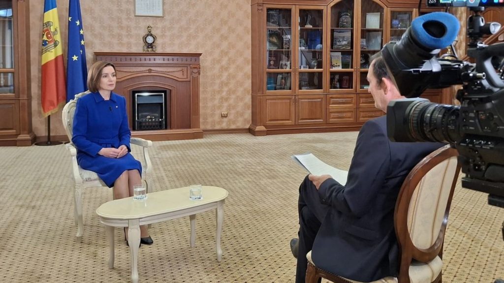 Russie tente d’effrayer les Moldaves et de perturber les législatives, Maia Sandu l’accuse :
Vidéo
"La Russie essaie d'effrayer les Moldaves et de ramener la Moldavie en arrière" en perturbant les élections législatives, accuse la présidente du pays, Maia Sandu