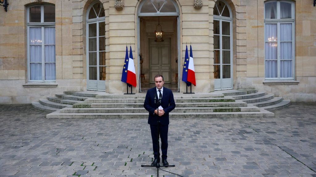 :
    Récit




  



  




  
  "Tout ça pour ça" : on vous raconte l'une des semaines les plus folles de la Ve République, de la démission de Sébastien Lecornu à sa reconduction comme Premier ministre