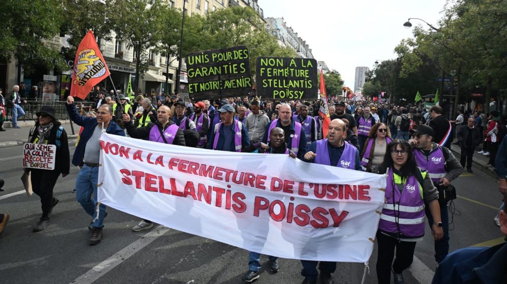 :
    Reportage




  



  




  
  "L'essentiel, c'est de pérenniser le travail ici" : mis au chômage partiel, les salariés de l'usine Stellantis de Poissy inquiets pour leur avenir