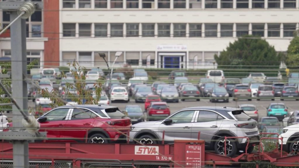 Stellantis à l'arrêt : à Poissy, l'inquiétude des salariés et de toute une ville