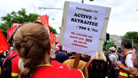 "Une très bonne idée, mais on ne sait rien pour l'instant" : face à une possible suspension de la réforme des retraites, les futurs concernés dans l'attente