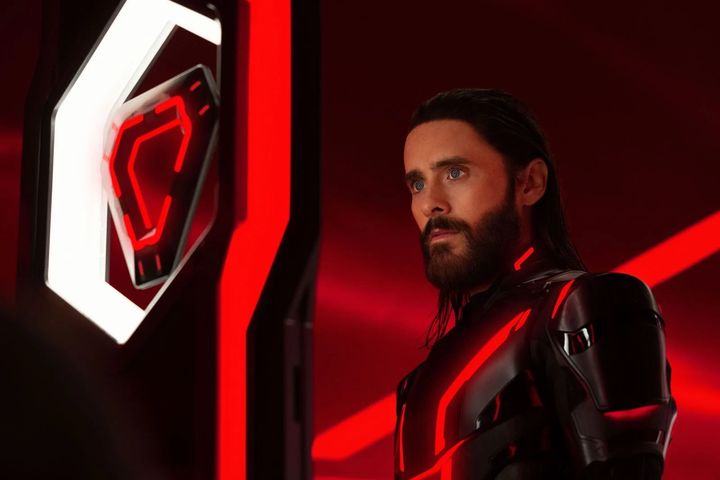 Jared Leto incarne Arès, une IA extrêmement puissante, mais dont la durée de vie dans le monde réel n'est que de 29 minutes. (2025 DISNEY ENTERPRISES)