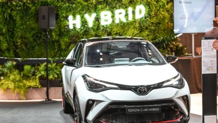 Pas si écologiques et pas forcément économiques... Les véhicules hybrides "ne tiennent pas leurs promesses", alerte une ONG