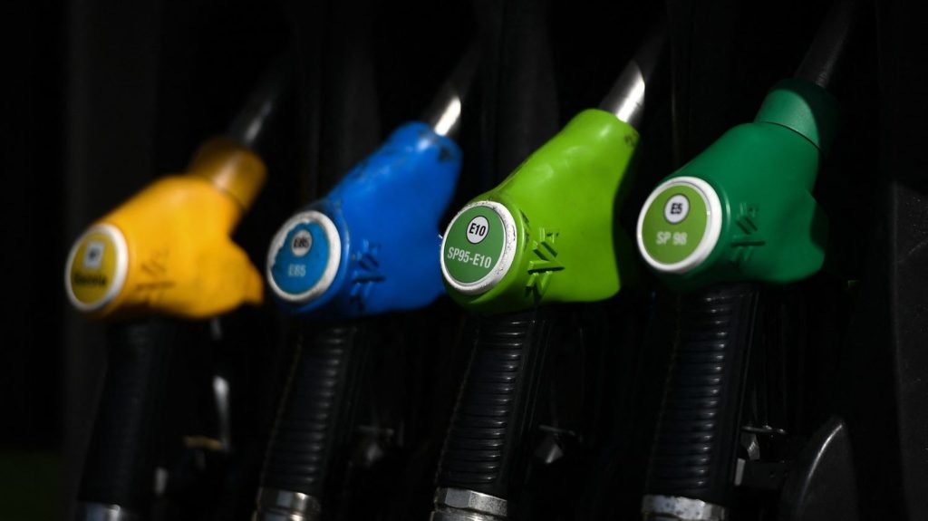 Est-ce que rouler en voiture hybride ne pollue vraiment presque pas ?
          C'est qu'affirme le porte-parole de l'association Mobilité Club France. Une prouesse possible, selon lui, grâce à la partie électrique du véhicule mais aussi l'usage des e-carburants.